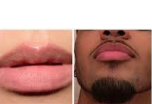 Baume a levres hydratant , gommant et eclaircissant aux plantes et acides des fruits rouges kiss me 2 pieces