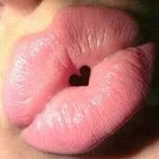 Baume a levres hydratant , gommant et eclaircissant aux plantes et acides des fruits rouges kiss me 2 pieces