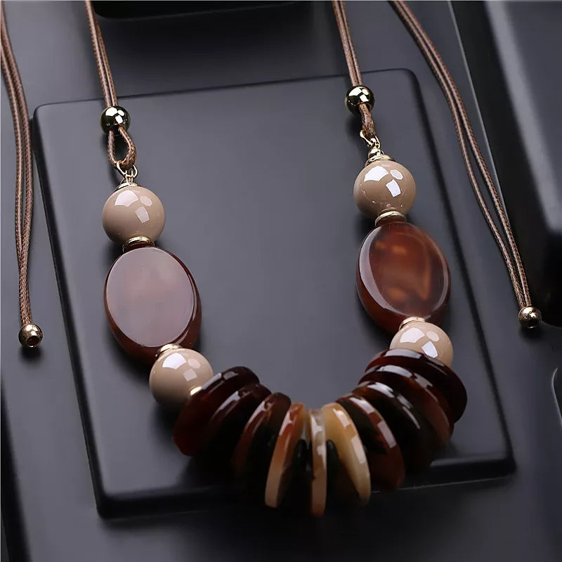 COLLIER DES PERLES LONGUE EN RESINE MARRON BEIGE NATURELLE