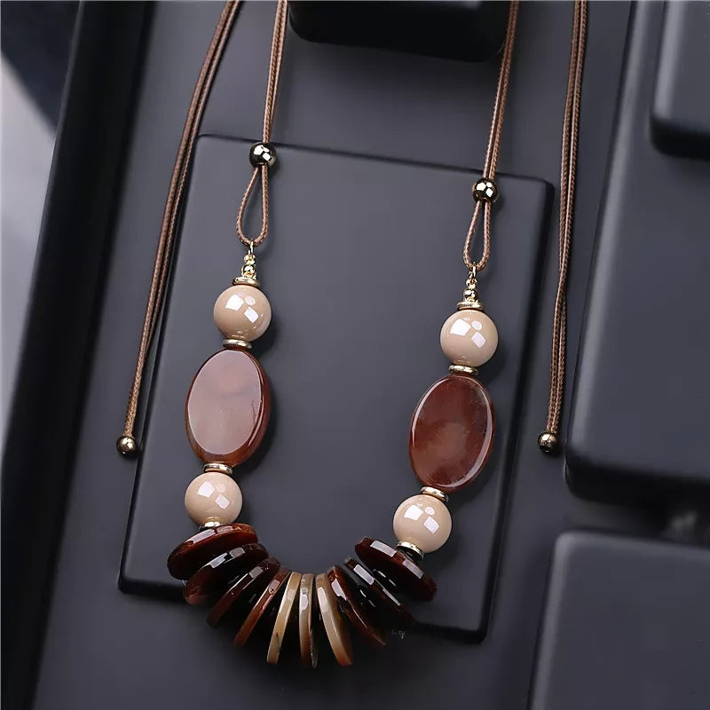 COLLIER DES PERLES LONGUE EN RESINE  MARRON BEIGE NATURELLE