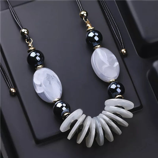 COLLIER DES PERLES LONGUE FEMME BLANC ET BLEU NUIT EN RÉSINE NATURELLE