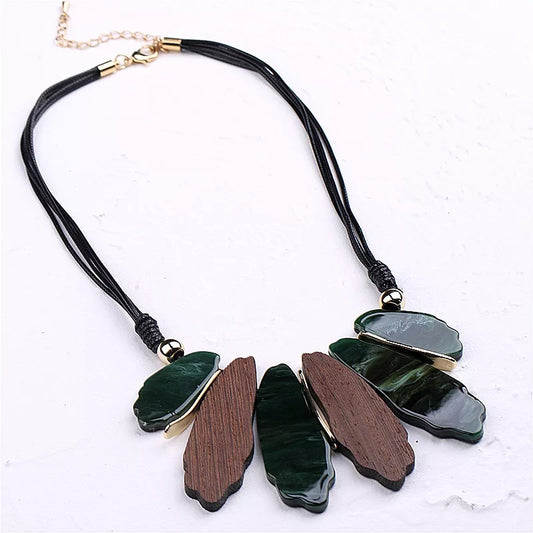 GRAND COLLIER EN BOIS LONGUE ET RESINE VERT, NOIR